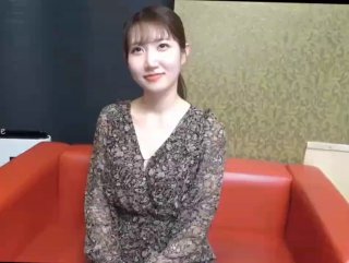 优美的金发女郎，有着强壮的身体，穿透了狗狗